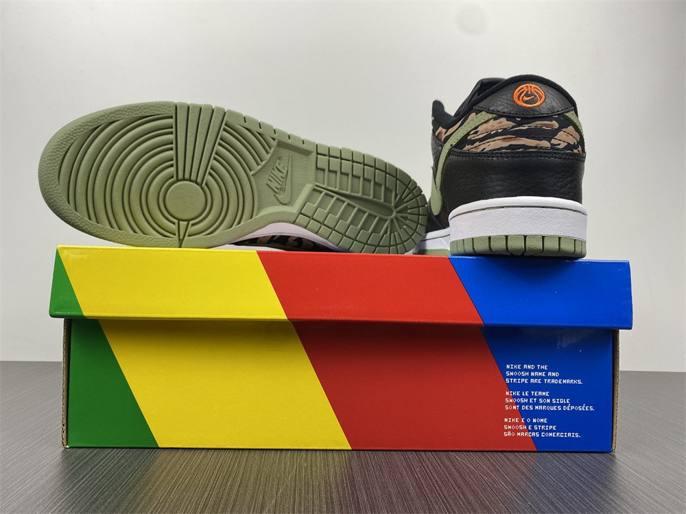 NIKE DUNK LOW SE